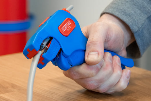 WEICON Abisolierzange No. 7-F | zum Entmanteln und Abisolieren gängiger Flachkabel | Arbeitsbereich 0,75 - 4,0 mm²