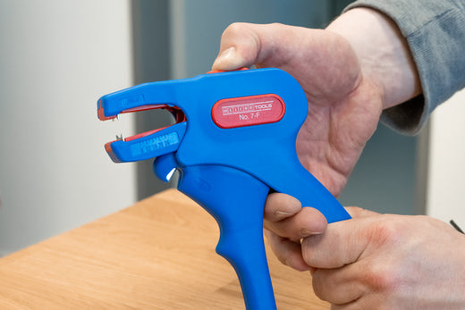 WEICON Abisolierzange No. 7-F | zum Entmanteln und Abisolieren gängiger Flachkabel | Arbeitsbereich 0,75 - 4,0 mm²