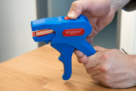 WEICON Abisolierzange No. 7-F | zum Entmanteln und Abisolieren gängiger Flachkabel | Arbeitsbereich 0,75 - 4,0 mm²